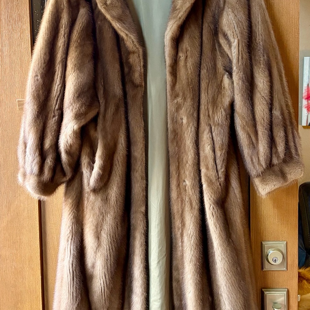 ESTATE SALE: VINTAGE pristine full length mink coat by Saga Furs!